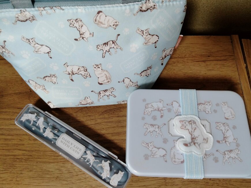 筆者撮影（キャンドゥ、キャットライフ　保冷保温ランチバッグ・キャットライフ　シールランチ　550ml・キャットライフ　ランチベルト・キャットライフ　コンビセット）