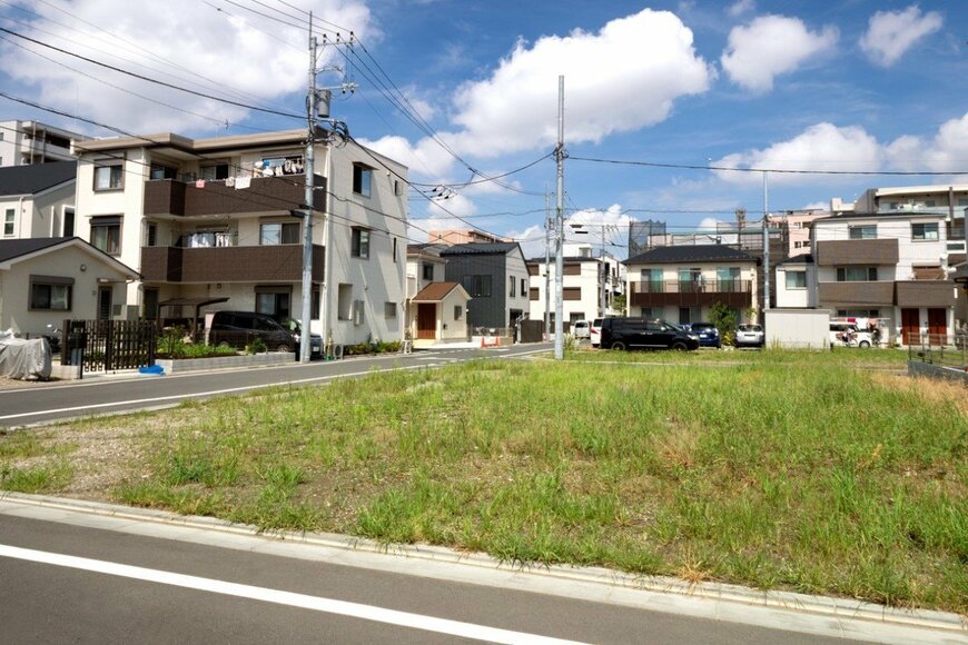 住宅地で目撃した「石に刻まれた文字」が話題　まさかの内容に「過去に相当なことをされたのだろうか」