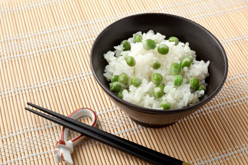 春の味覚、豆ごはん（ykokamoto/Shutterstock.com）