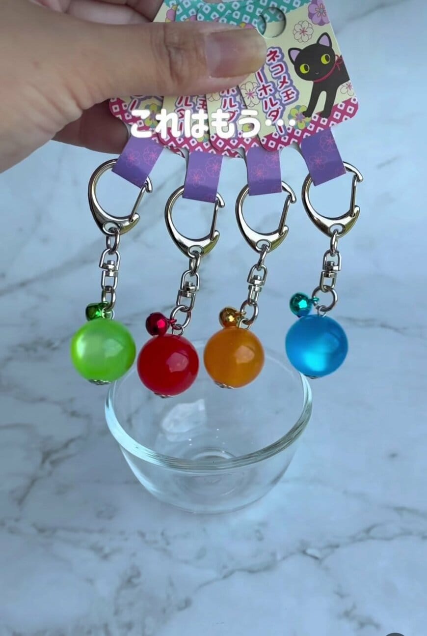 【100均DIY】水性サインペンで描くだけ！セリアのネコメ玉キーホルダーを雨の日が楽しみになる「ヨーヨー傘マーカー」へ簡単アレンジ