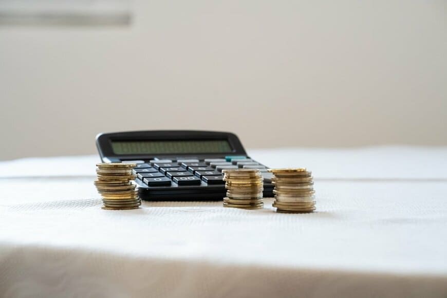 年収700万円の単身会社員が「ふるさと納税」を10万円したら、翌年度の住民税は年9.8万円・月約8200円下がる。実質負担2000円で始める手順