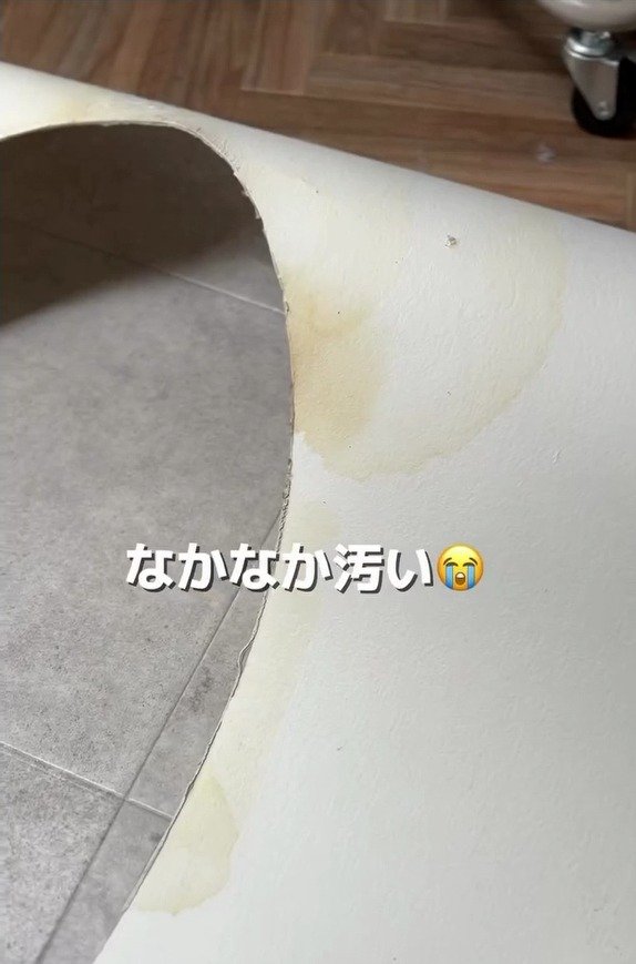 汚れの目立つトイレの床→新しい床に変身！型紙を取って張り替えるセルフDIYに「さすがです」と称賛の声
