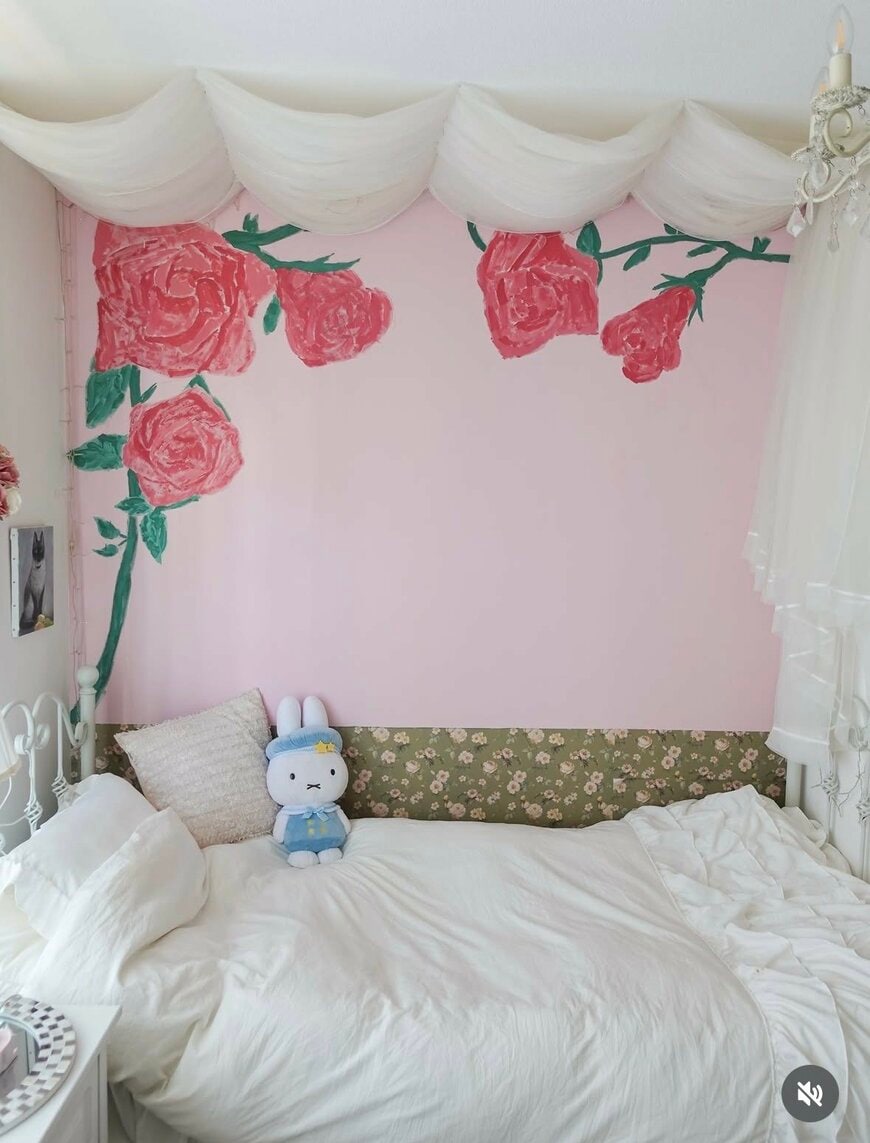 【寝室DIY】中学2年生の男子が描いた寝室の壁面アート。美しい薔薇の絵は「息子からの誕生日プレゼント」築41年中古一戸建てをセルフリフォームした”海外ガーリー風”のご自宅を紹介