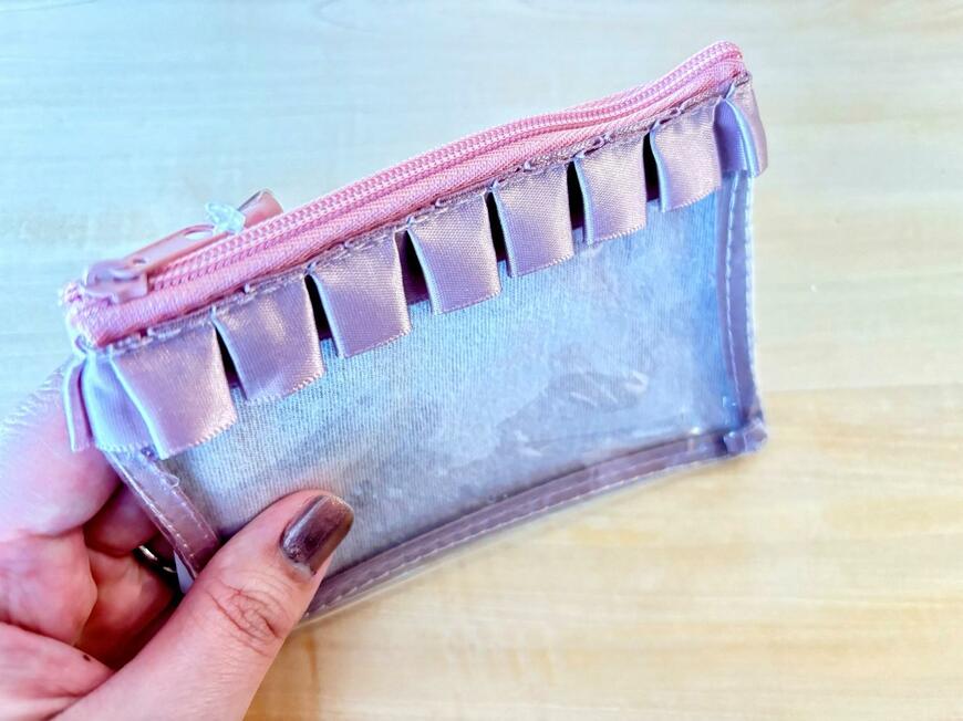 ダイソー「推しポーチ フリル付フラットポーチ」