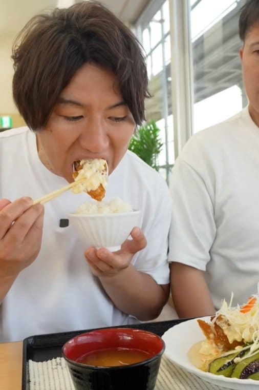 口いっぱいにナマズを頬張ります