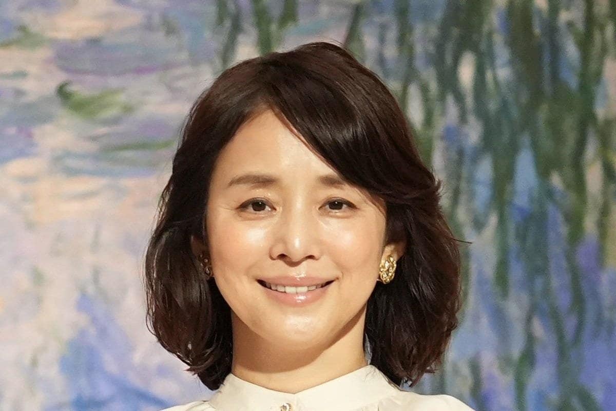 白シャツ一枚でここまで素敵」56歳 石田ゆり子 上品シンプルコーデで