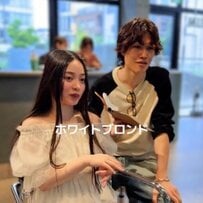 【衝撃】スーパーロング黒髪の女性が初ブリーチで大胆イメチェン！ホワイトブロンドで軽やかさと透明感がアップ！