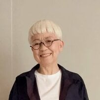 【70代マダム】が着こなす！しまむら“プリーツスカート”コーデが可愛すぎる「プチプラに思えない」「ときめく」と絶賛の声
