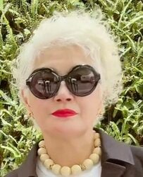 【66歳マダム】シックで洗練された美しい〈モノトーンコーデ〉が素敵「街で見かけたら見惚れます」「憧れます！」の声