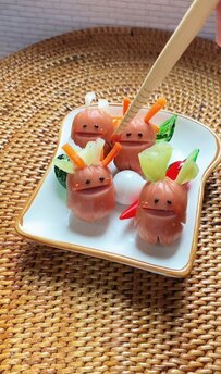 【肉巻き弁当】乾燥野菜をつけたソーセー人入りのお弁当がカラフルでかわいいと話題