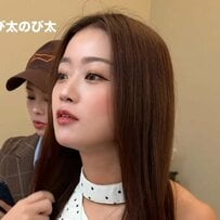 【大変身】ロングヘアの女性がボルドー系カラーで大胆イメチェン！「カンペキ」と大満足