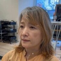 グレイヘアに移行中の女性がイメチェン　おしゃれな「丸みショート」で大変身！