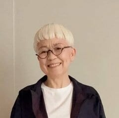 【70代マダム】が着こなす！しまむら“プリーツスカート”コーデが可愛すぎる「プチプラに思えない」「ときめく」と絶賛の声