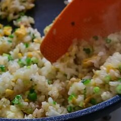 調理師が夫に作る【月曜弁当】ありあわせでも満足！小ねぎが映える「炒飯弁当」は見栄えばっちりで「これいい！」の声