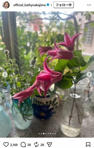 キャシー中島のInstagram投稿（ピンクのクレマチスを生けた様子）