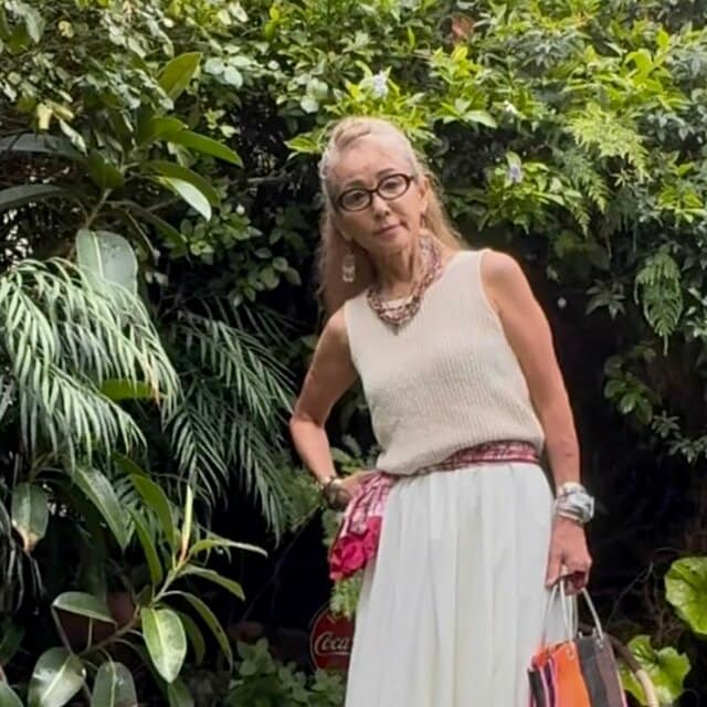 【60代の女性】白のバルーンスカートを使ったフェミニンコーデ！スニーカーを合わせてカジュアルに