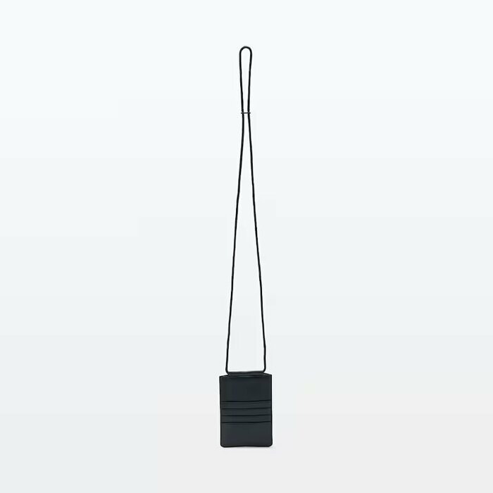 高級感あふれる黒の合成皮革で作られているミニサコッシュ