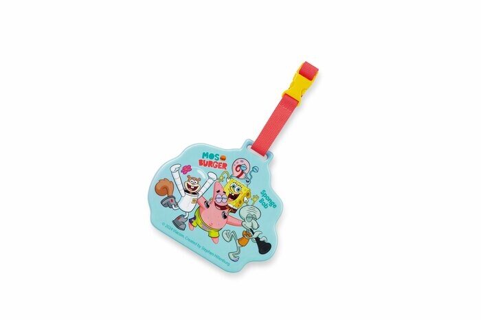 バッグの持ち手などに取り付ければ目立つこと間違いナシのパスケース