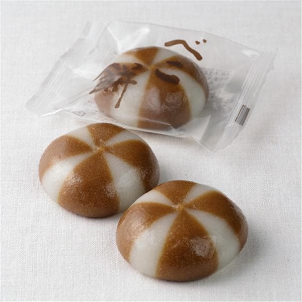「べこ餅」は北国の郷土菓子で、国産の黒糖を使用したこしのある歯ざわりが特徴