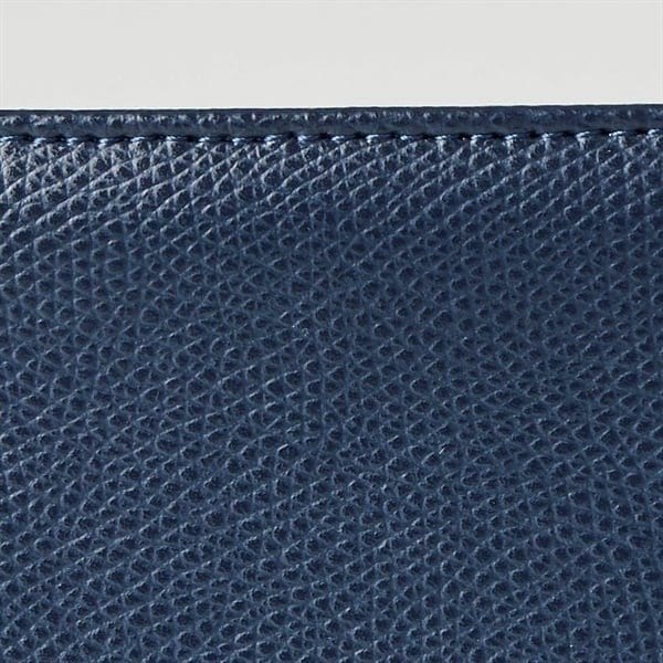 ステッチも丁寧に施されており、細部にまで品質へのこだわりが感じられます