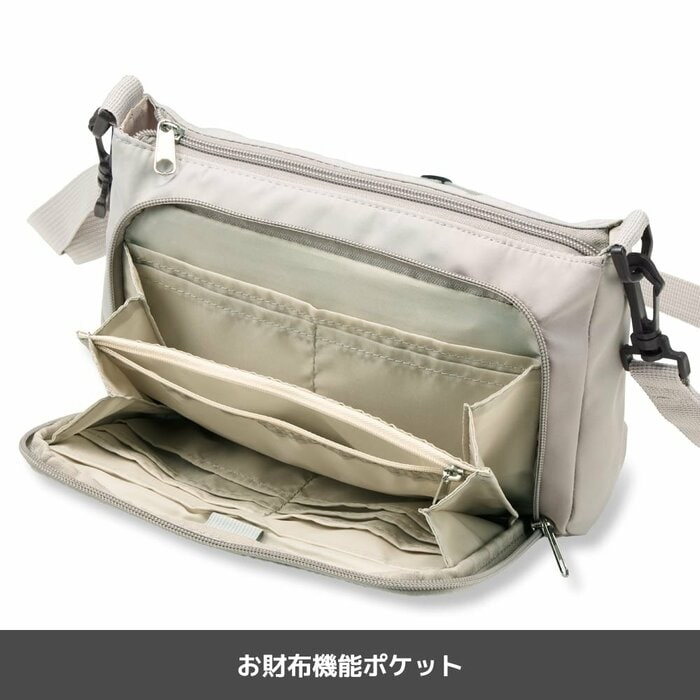 前面のファスナーポケットには充実した「お財布機能」が