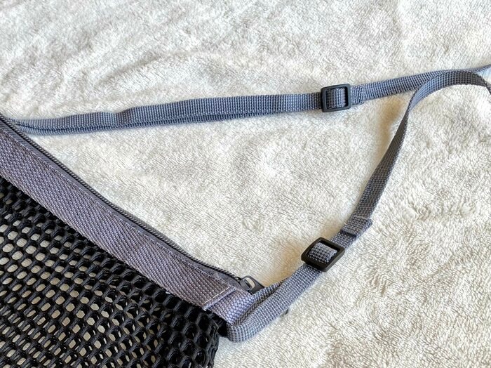 ストラップは両端にアジャスターがついていて調節可能