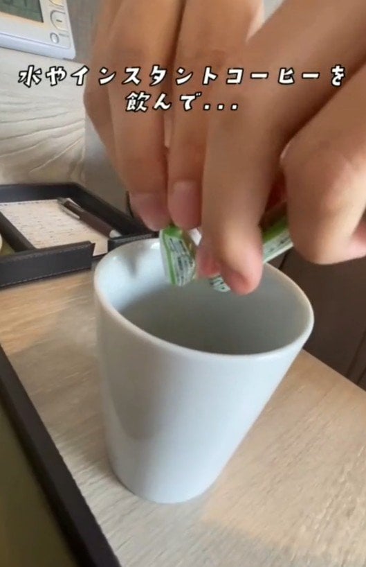 出所：@superhotel_official「スーパーホテルがお届けするホテルあるある部屋ver.」