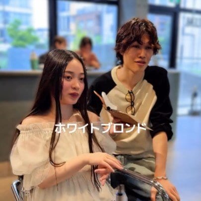 【衝撃】スーパーロング黒髪の女性が初ブリーチで大胆イメチェン！ホワイトブロンドで軽やかさと透明感がアップ！