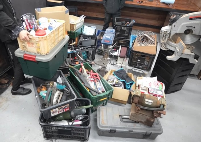 【153万再生】「センスが素晴らしい！」空き家〈ガレージの壁〉→有孔ボードで作業しやすい〈魅せる工具収納〉に大変身！反響続々