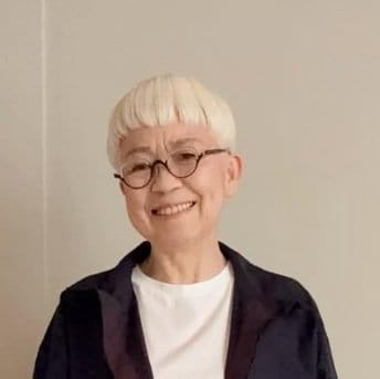 【70代マダム】が着こなす！しまむら“プリーツスカート”コーデが可愛すぎる「プチプラに思えない」「ときめく」と絶賛の声