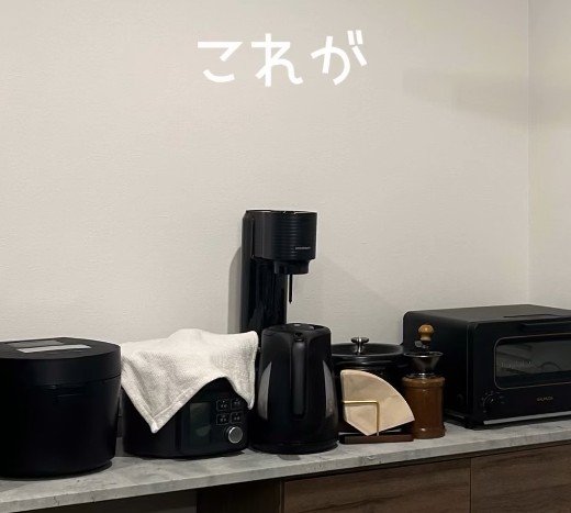 【100均DIY】「たった10分でできる」棚受け付きの板とセリアのプッシュピンで飾り棚が完成！