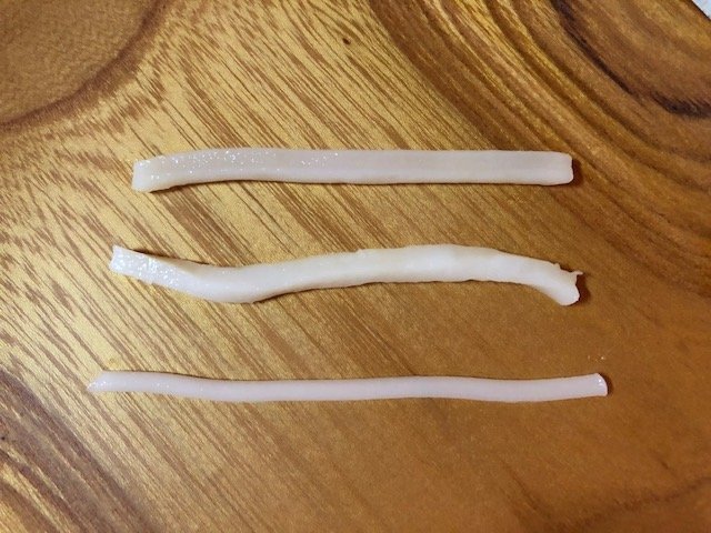 『1食うどん（要冷蔵 ゆで）』（上）『冷凍讃岐うどん』（中）『干しうどん』（下）3本麺の比較（筆者撮影）