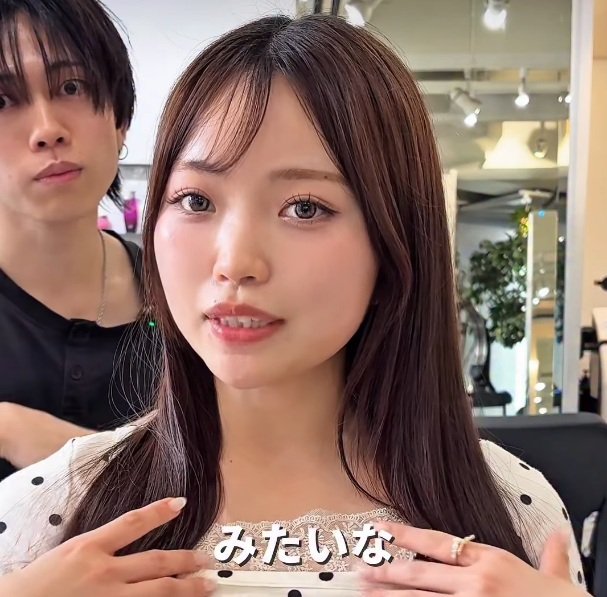 「似合うかどうか分からない」と丸顔を気にするロングヘアの女性→〈顔周りカット〉ですっきりとした切りっぱなしボブにスタイルチェンジ！