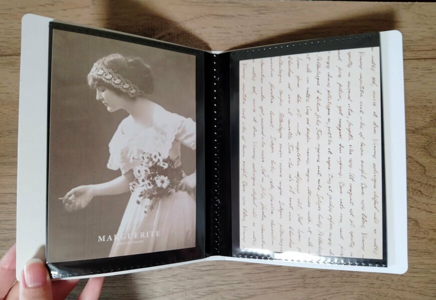 筆者撮影（セリア、ポストカードファイル黒台紙 48P ウィリアム・モリスデザイン）