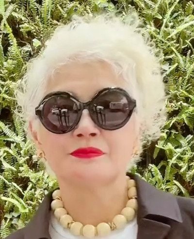 【66歳マダム】シックで洗練された美しい〈モノトーンコーデ〉が素敵「街で見かけたら見惚れます」「憧れます！」の声