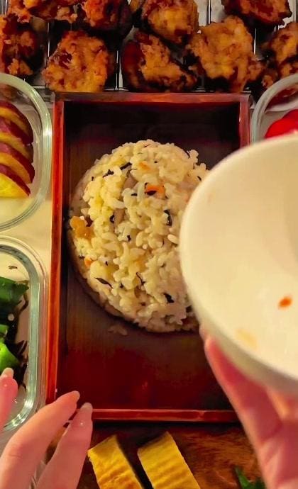【炊き込みご飯と唐揚げ弁当】きのことひじきのご飯の横に、7品のおかずが一列に並ぶ秋の一箱が美味しそう