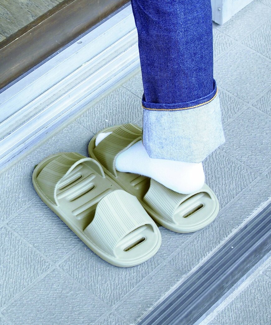 出所：3COINS公式　両履き軽量スリッパ