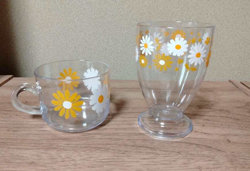 筆者撮影（セリア、クリアマグカップ 1P レトロフラワー・足つきクリアカップ 1P レトロフラワー）