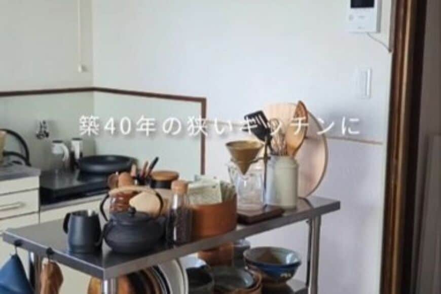「真似してみたい」築40年賃貸戸建の「狭いキッチン」　ラブリコと100均アイテムで「カフェ風壁面収納」に大変身