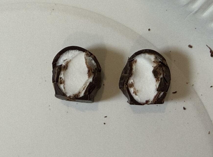 筆者撮影（ファミリーマート、ビターチョコを味わうチョコがけマシュマロ）