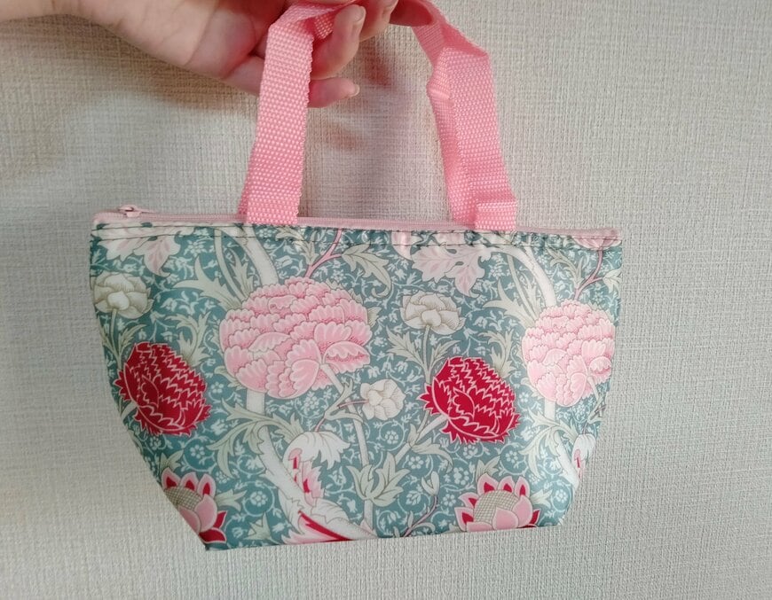 筆者撮影（セリア、保温冷舟形ランチトートバッグ ウィリアムモリス柄）