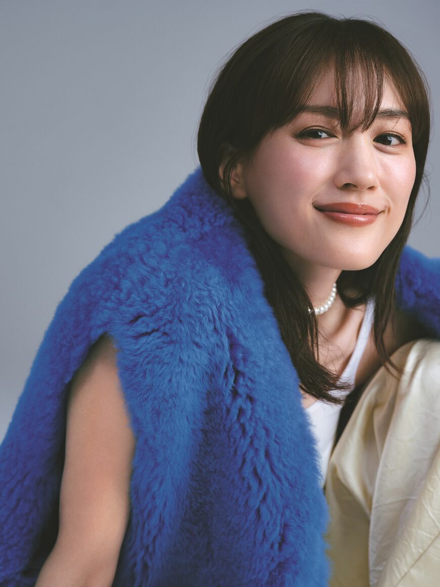 出所：株式会社小学館『綾瀬はるか、『美的』2パターン表紙で素肌美人な秋メイク披露！ “ナチュラル美”の秘訣は「無理せずできる範囲で」』