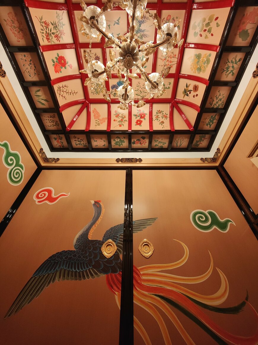 シャンデリアと美しい襖絵があるトイレ