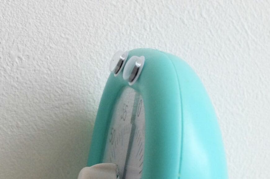 セリア、目玉シールを貼ったタイマーを斜めから見たところ