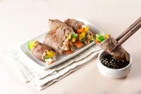 夏らしい「すいか」の箸置きが素敵。柏木由紀子が夕食の「お野菜の肉巻き」を披露