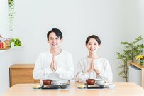 【65歳以上・無職夫婦世帯】貯蓄・年金月額・生活費は平均いくら？「年金世帯」給付金も検討へ