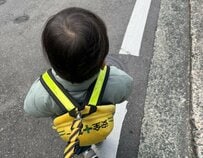 息子に装着した飛び出し防止用のハーネス　センス抜群の安全対策に「これは叩けない」「偏見なくなってほしい」　