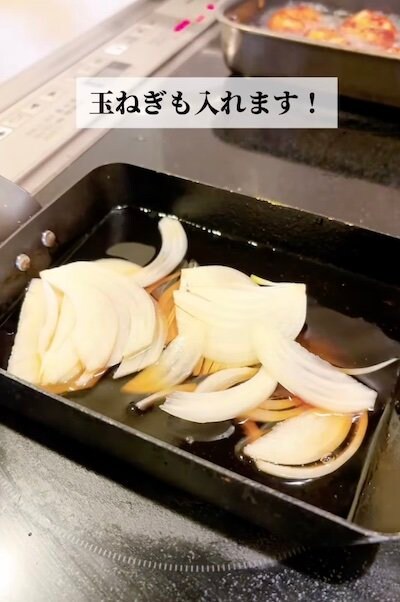 玉ねぎを調味料で煮る工程