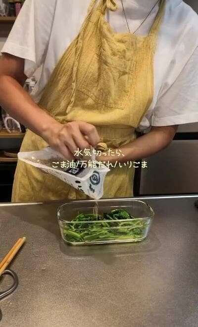 水気を切ったほうれん草に調味料を加えていく
