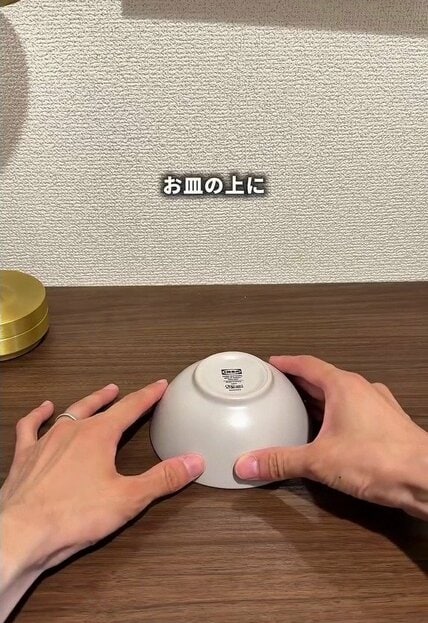 ＜超簡単DIY＞お皿2枚を接着剤でくっつけるだけで、玄関に置けるおしゃれな「カギトレイ」に変身！